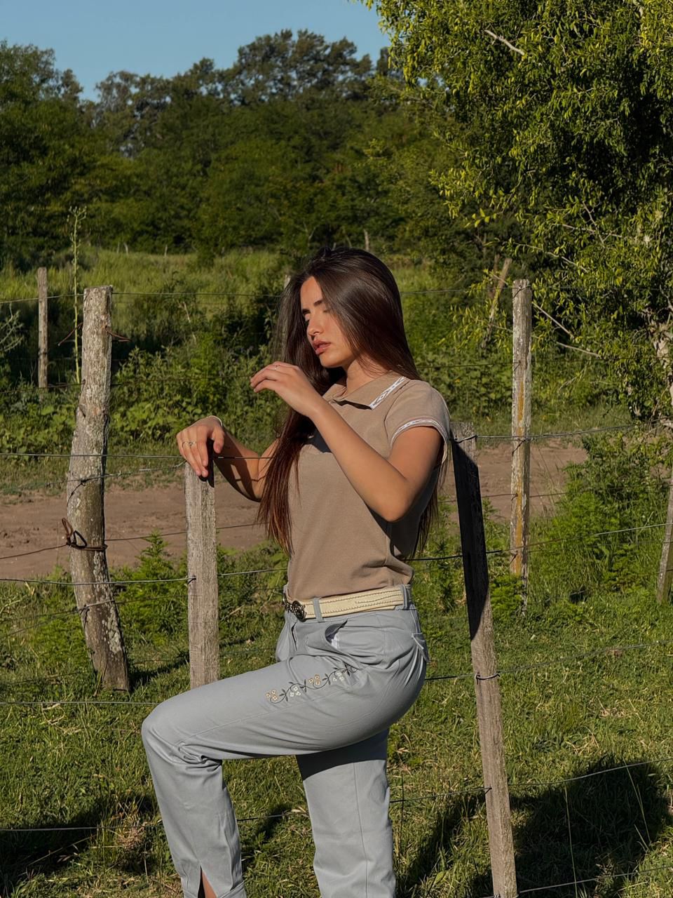 Bombacha gabardina elastizada bordada gris perla  5