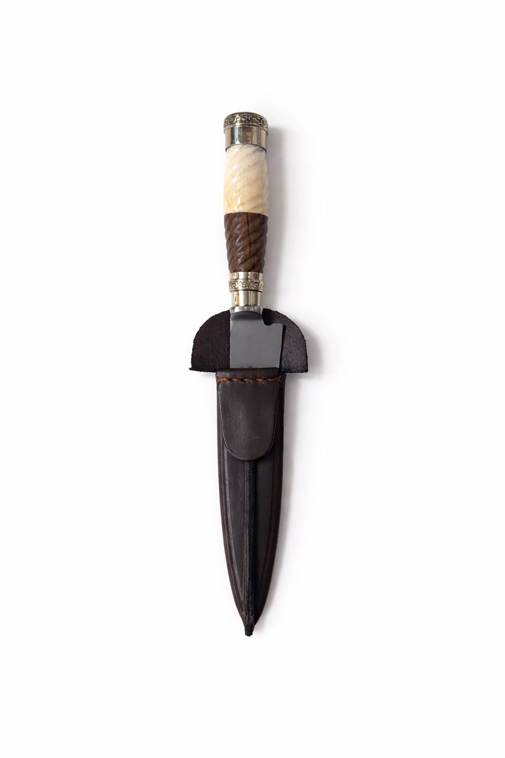 Cuchillo Criollo Premium en Acero Inoxidable con Mango de Asta Tallada y Detalles en Alpaca – Con Vaina de Cuero